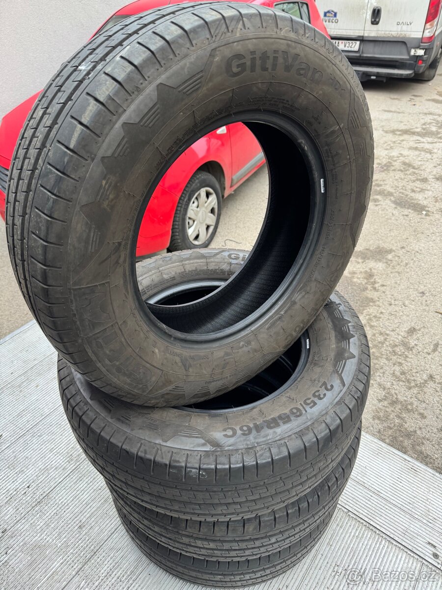 Pneu 235/65/16c letni jako nove málo jete. - 2