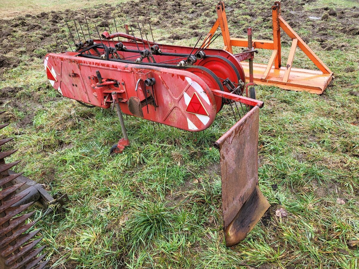 Pásový obraceč sena - 2