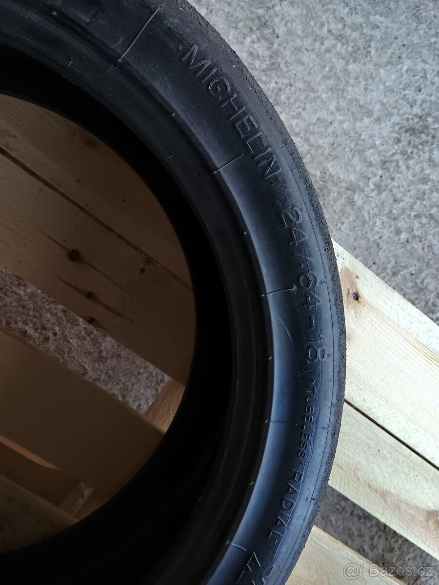 Závodní pneu slick Michelin 24/64-18 - 2