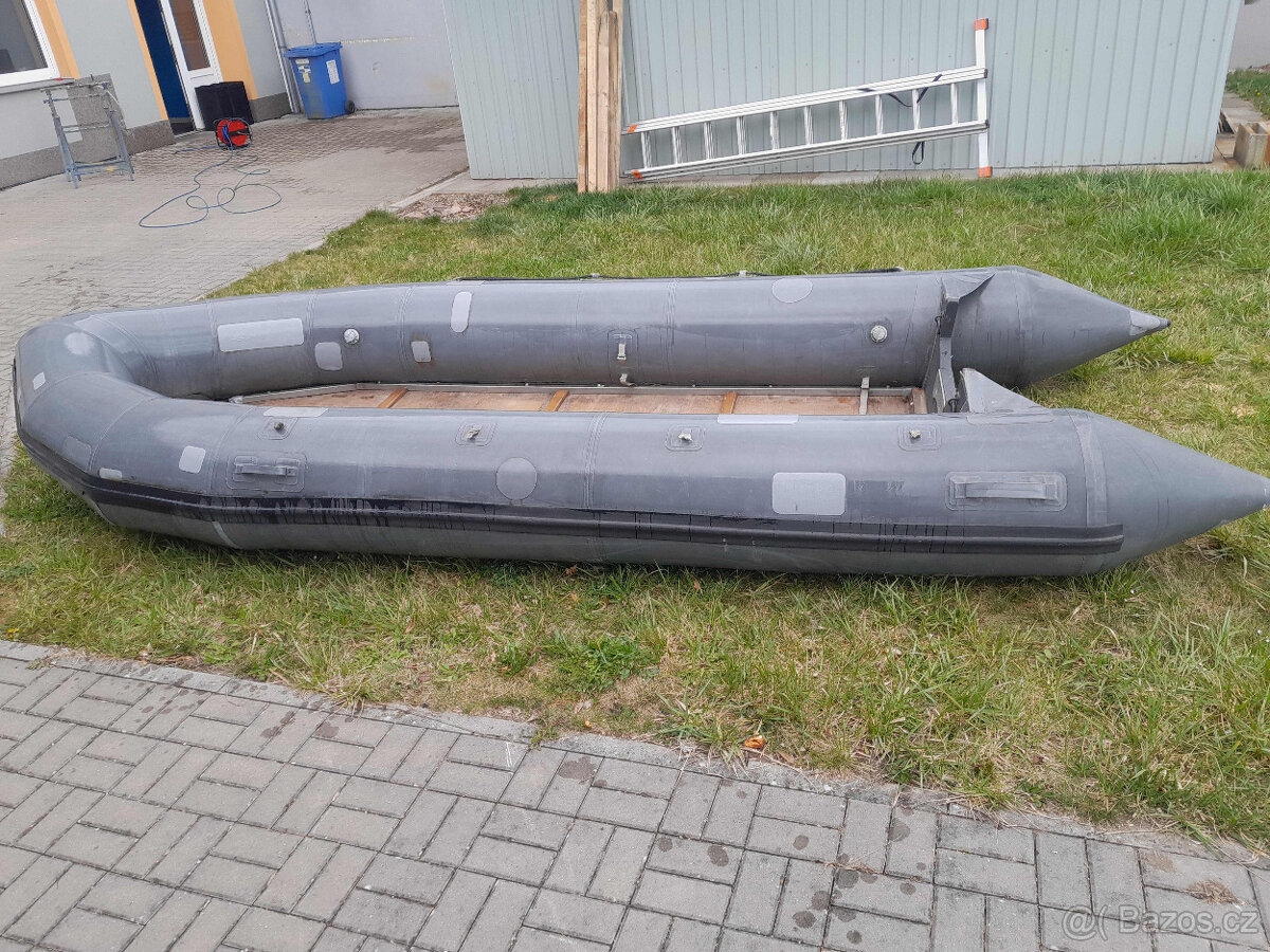 Člun s motorem - 2