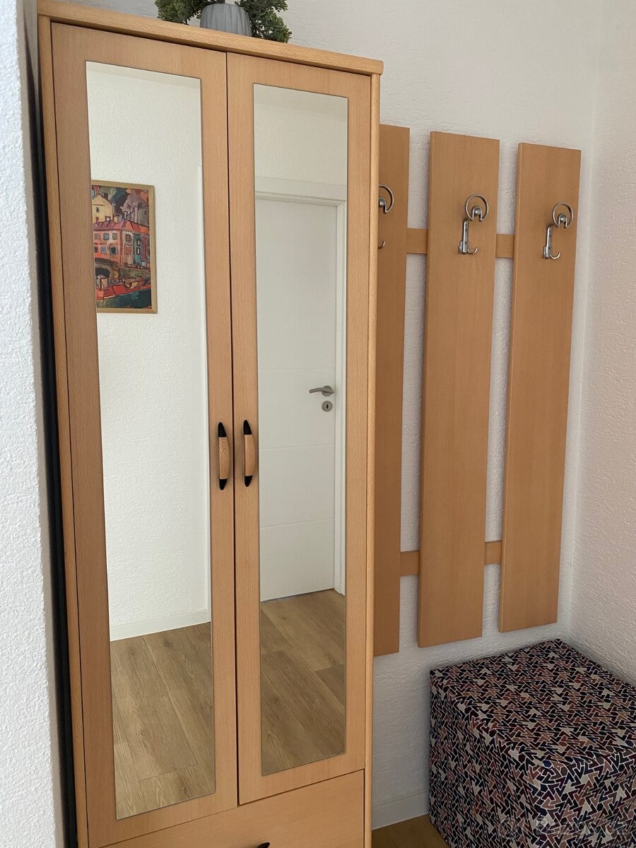 Prodám menší skříň - 2