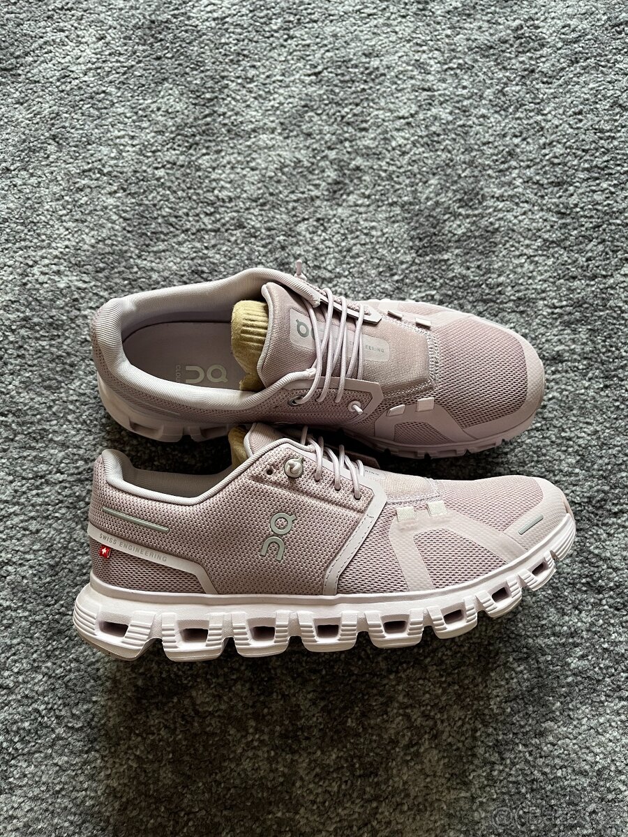 19x Dámské boty On Running Cloud, velikost 38 - 38,5 - 2