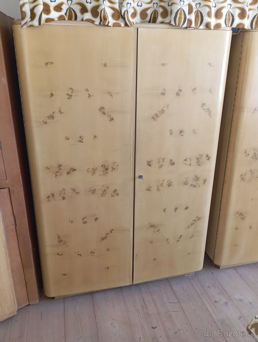 Skříně, postel, noční stolek - 2