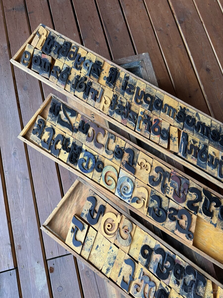 Starožitná sada razítek s písmeny - 2