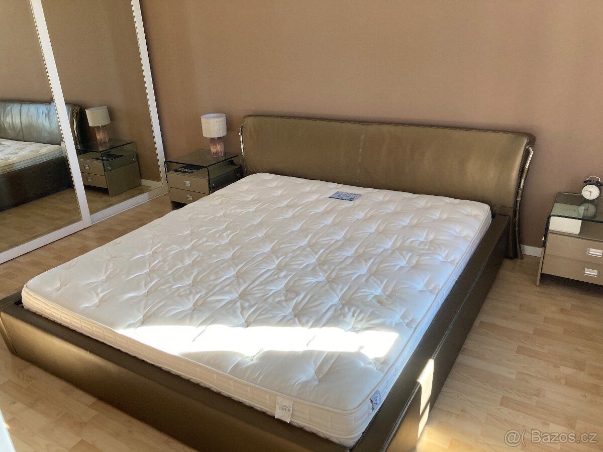 Postel s matraci a nočními stolky - 2