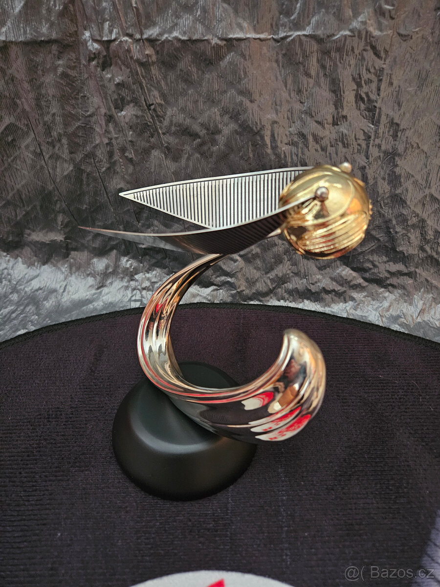 Harry Potter – soška Zlatonka na podstavci "Golden Snitch - 2