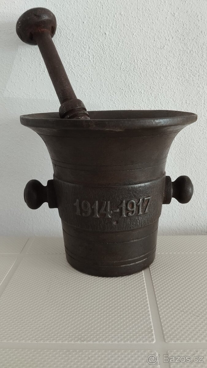 Starý válečný litinový hmoždíř s dělem a rokem 1914-1917 - 2