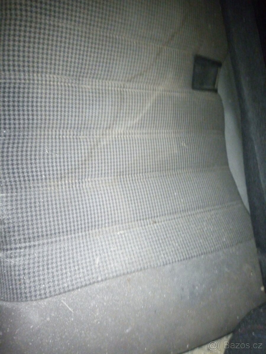 BMW E 30 zadní sedadlo - 2