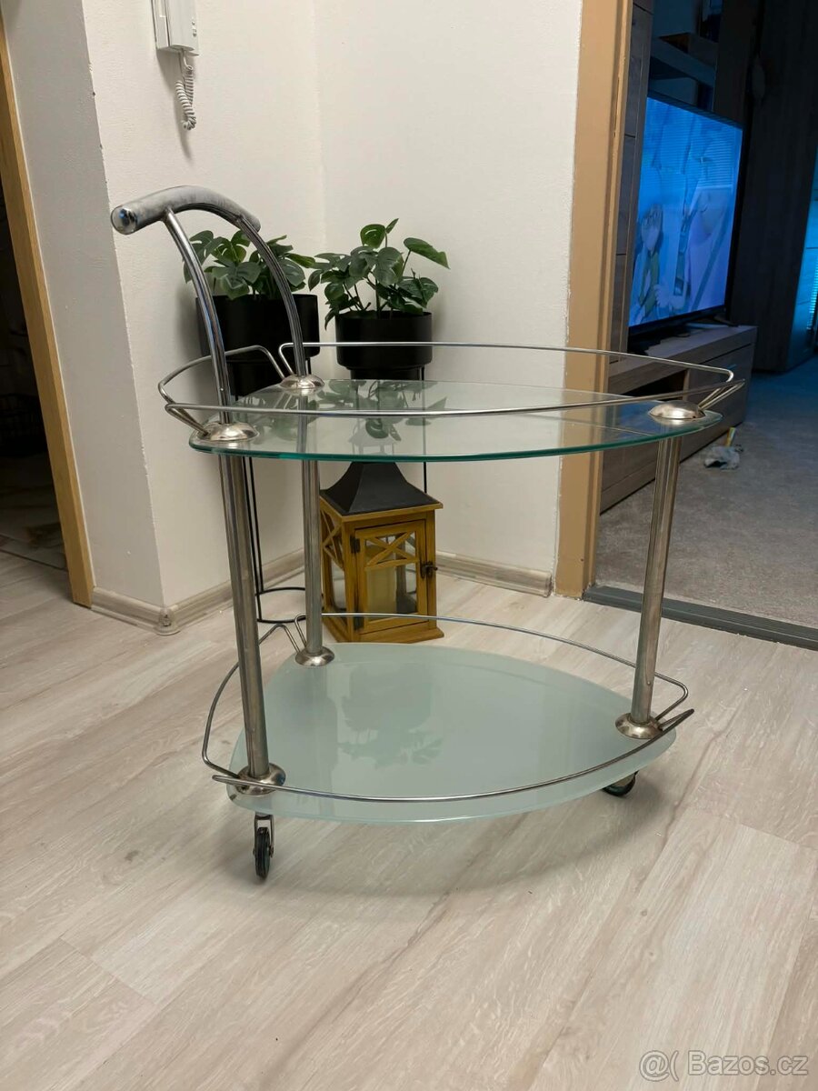 Designový skleněný servírovací stolek na kolečkách - 2