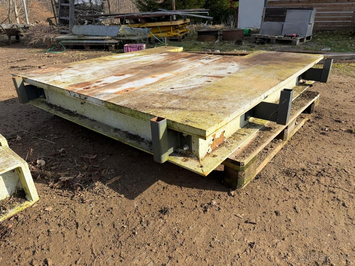 Masivní ocelový stůl - 2