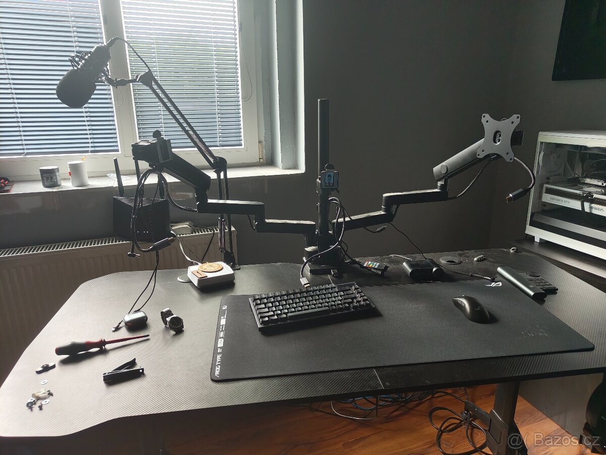 Držák pro tři monitory - 2