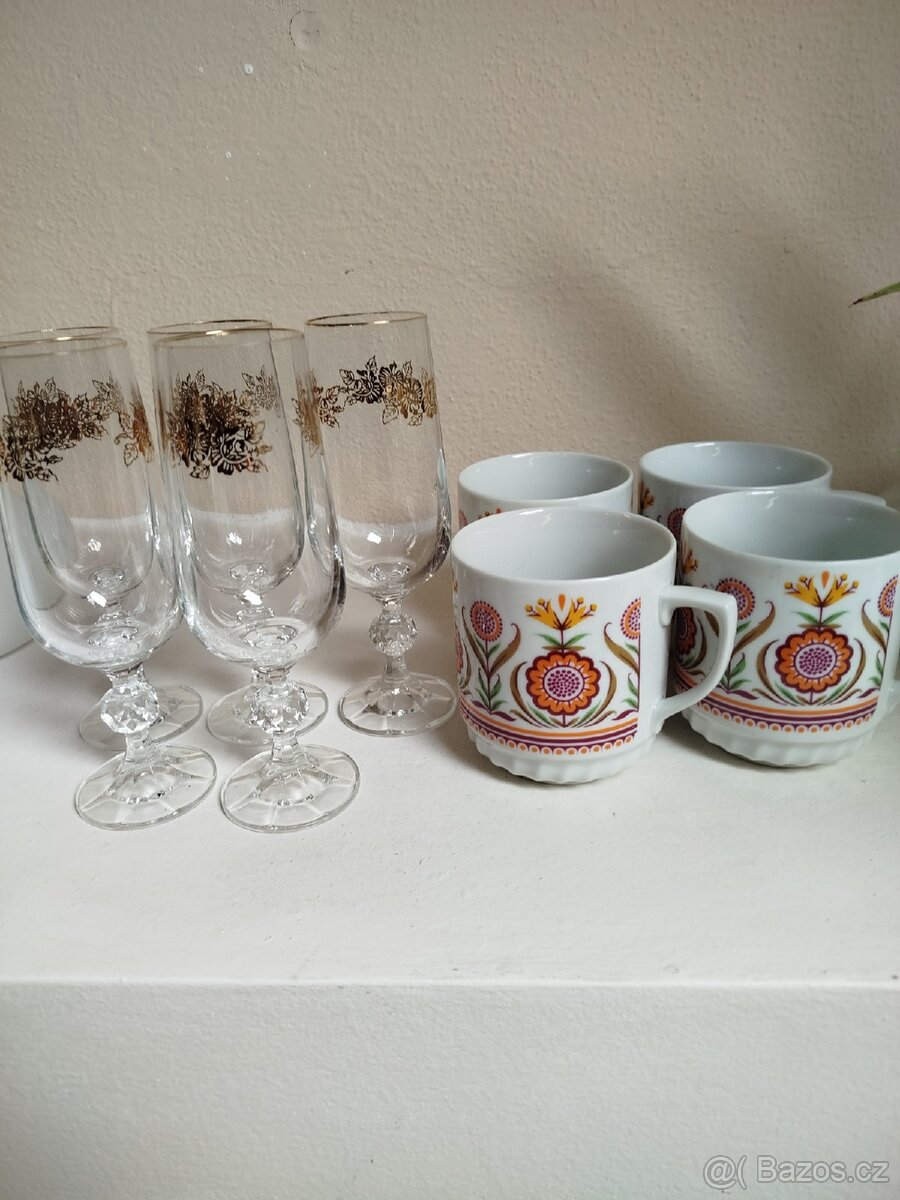 Hrničky nepoškozené 4 ks.+5skleniček na víno. - 2