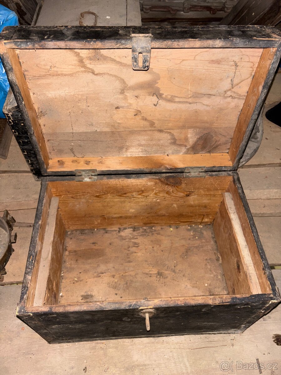 Stará dřevěná truhla - 2