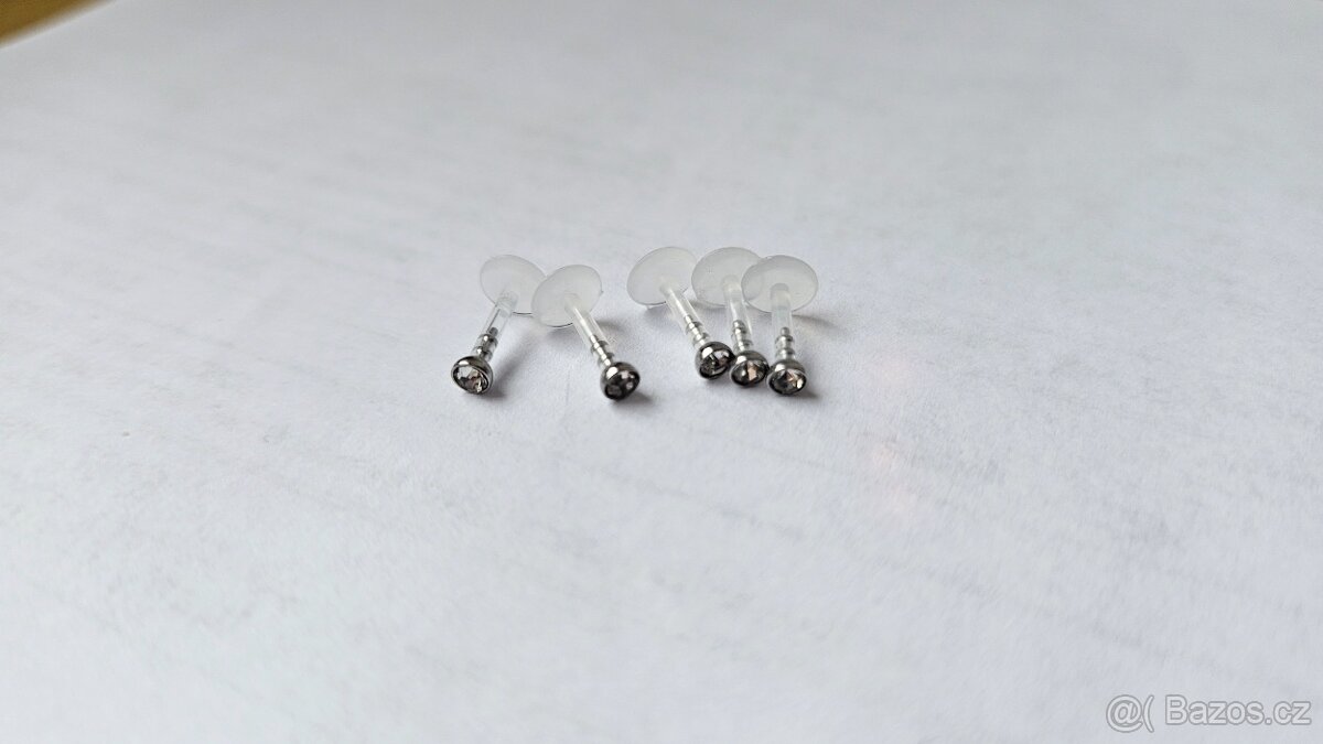 Piercing s bílým kamínkem - 2