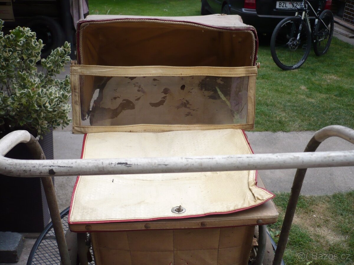 starý kočárek na panenku - 2