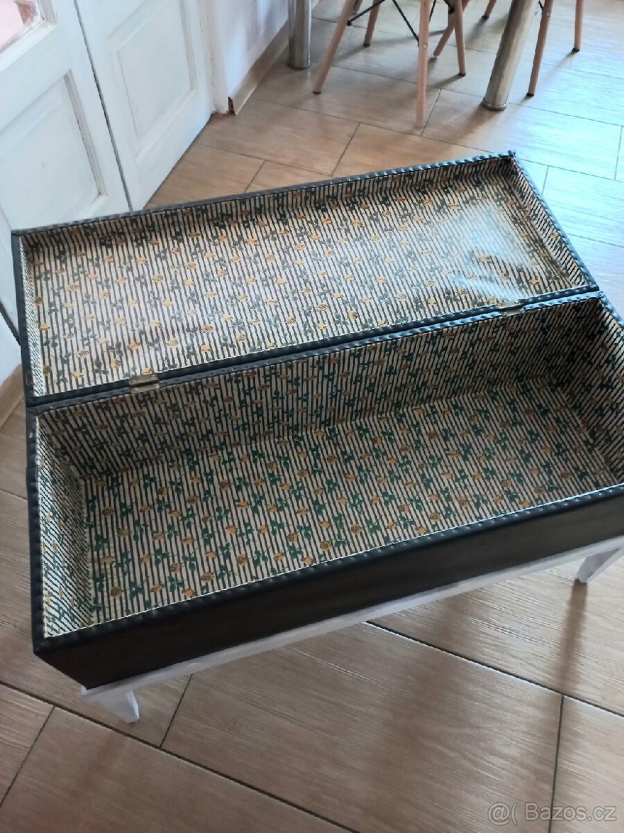 Lavice s úložným boxem
- 2