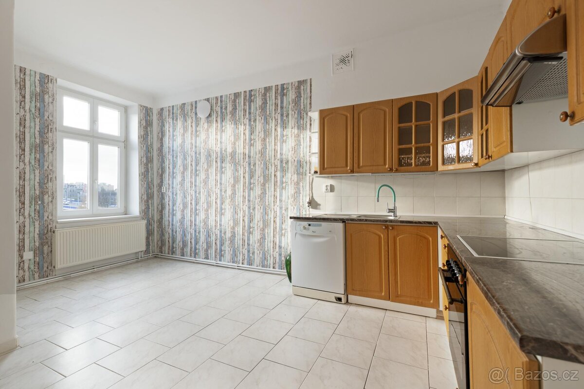 Prodej bytu 4+1 (139m2) s garáží a zahradou, ul. Poděbradov - 2