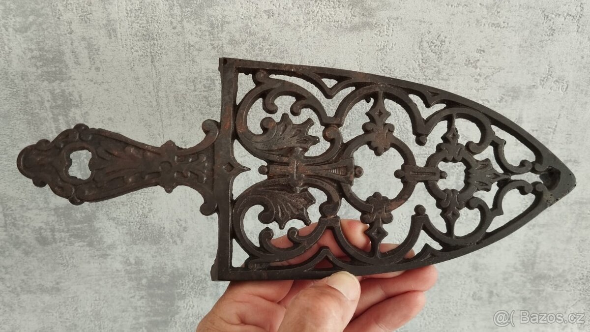 Krásná stará zdobená podložka pod starou žehličku. - 2