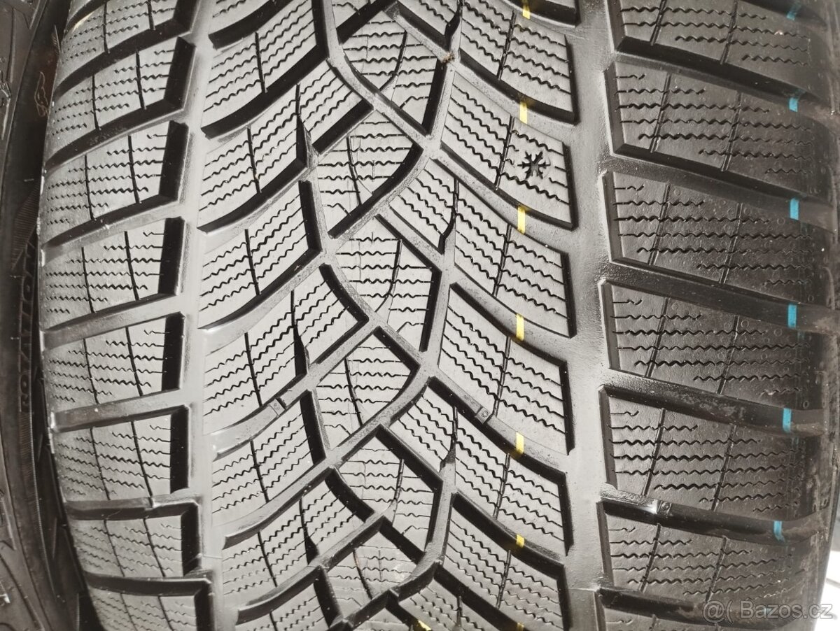 Goodyear UltraGrip Performance 295/35 R21 107V - 2