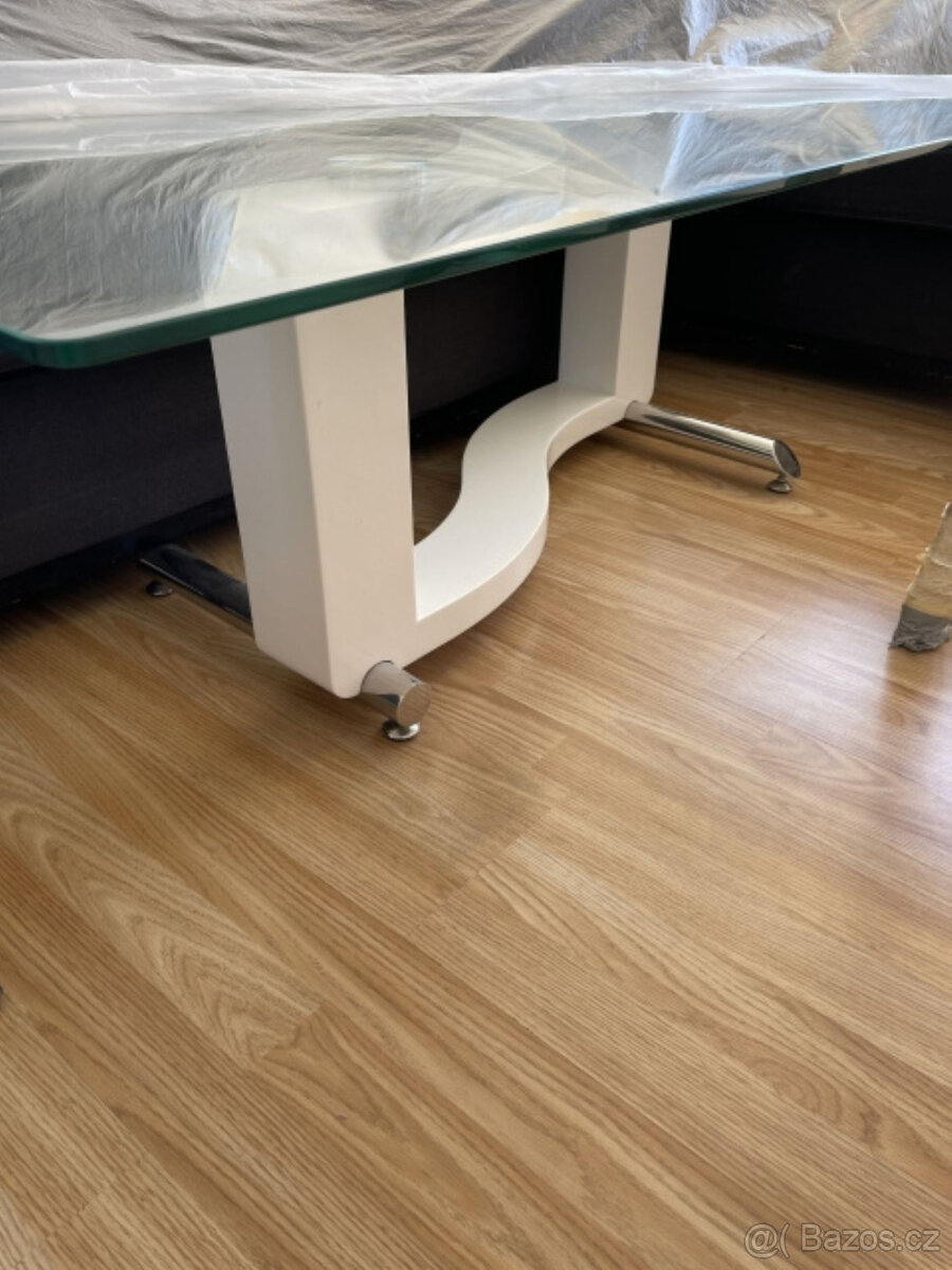 Stolek se skleněnou deskou k sedačce. Konferenční. - 2