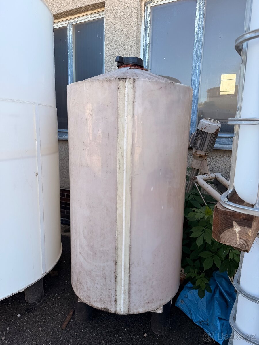 PLASTOVÁ NÁDRŽ UZAVŘENÁ 1200L - 2