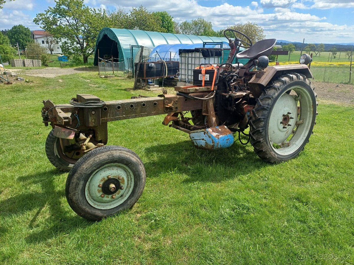Traktor RS-09 - 2