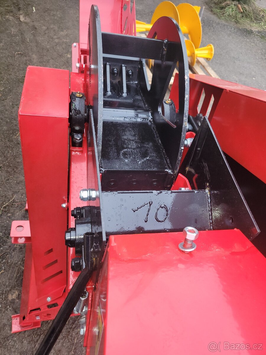 Bubnový štěpkovač na větve - 2 komíny: na vlek a do big bagu - 2