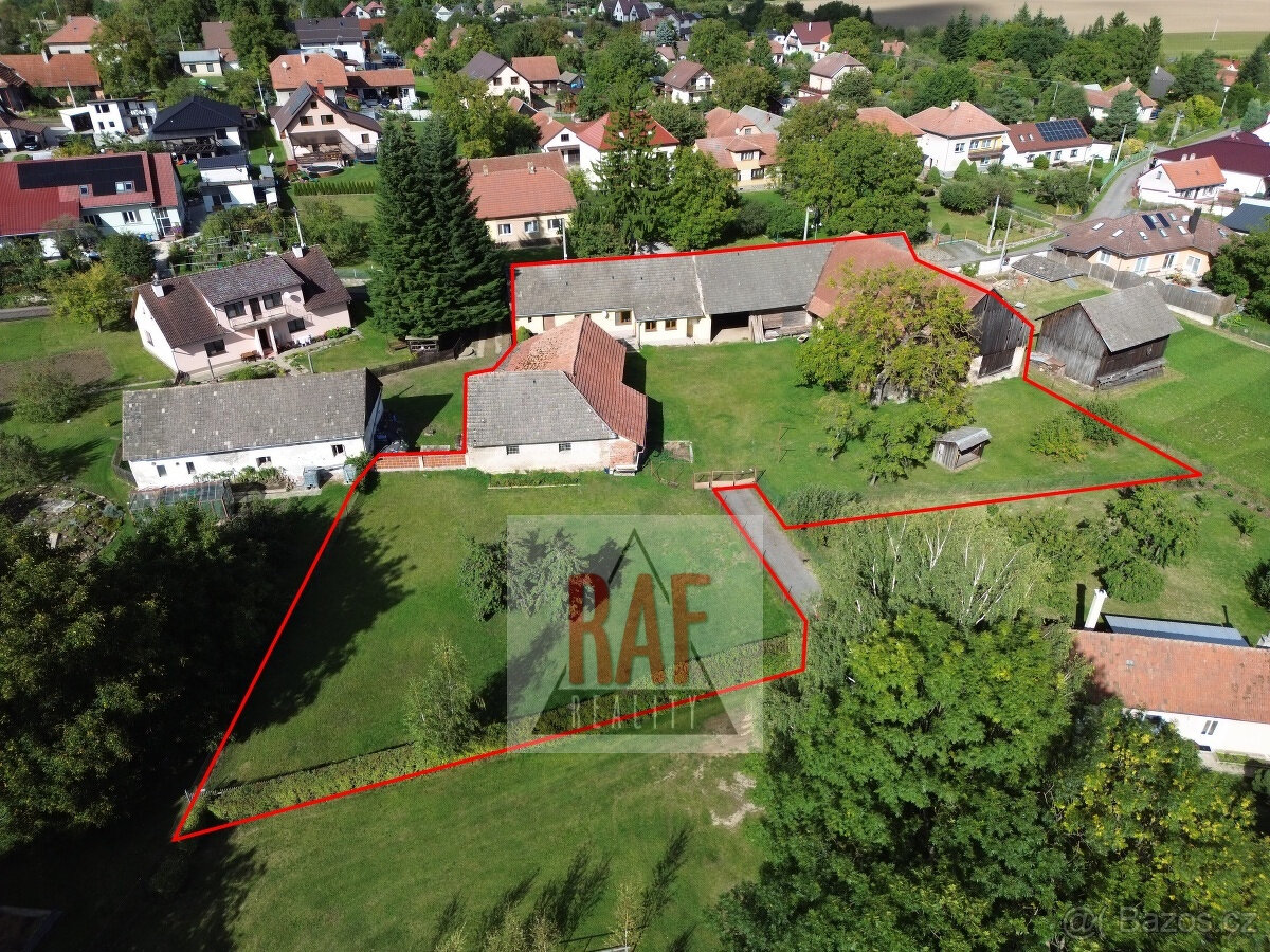 Prodej - zemědělská usedlost, stodoly, pozemky - Moravec - 2