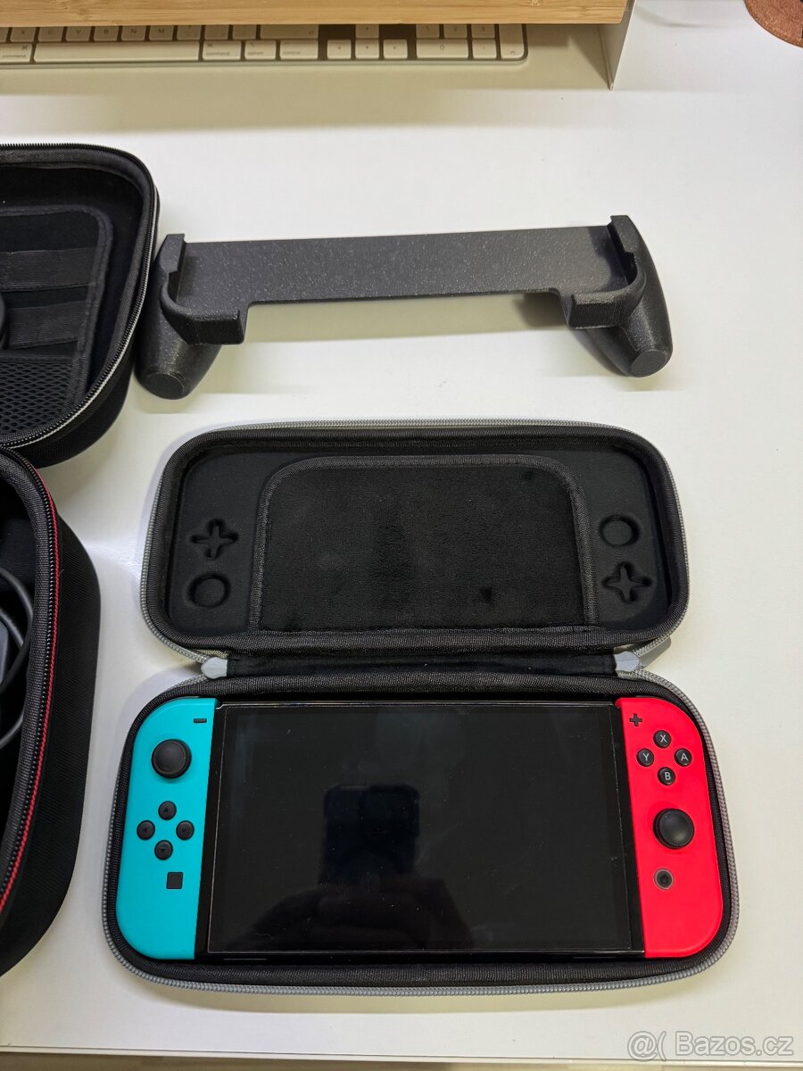 Nintendo Switch OLED 64GB s příslušenstvím a pouzdry - 2