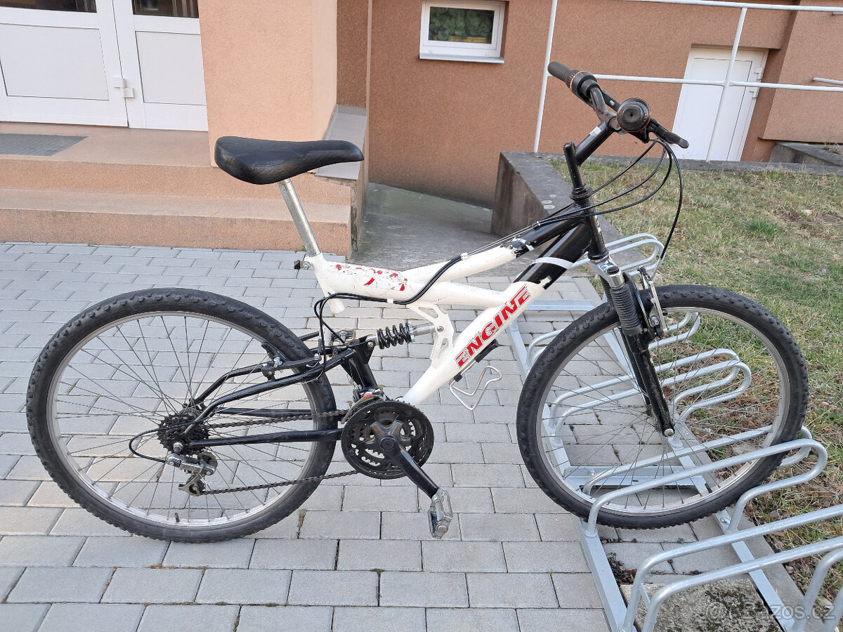 Horské kolo Engine Alpena, stojan na kolo a cyklo helma - 2