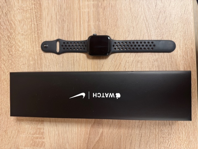 Apple Watch 6 44mm Nike - černé - 2