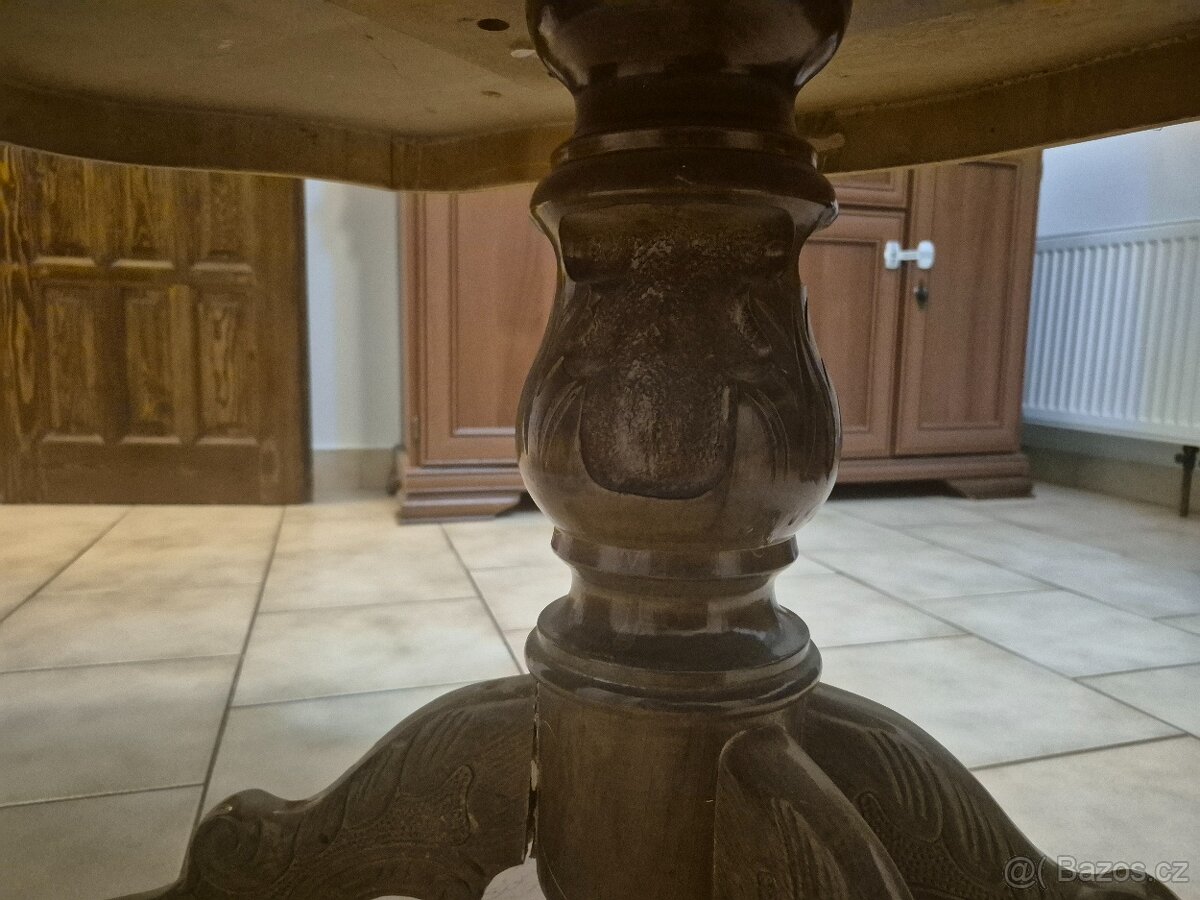 Stolek s intarzovanou kresbou - 2