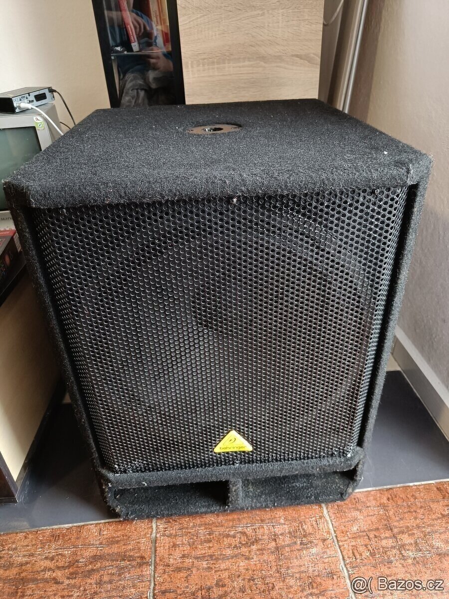 Subwoofer Behringer 18 palců - 2