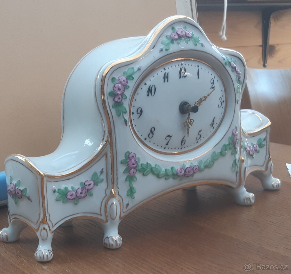 Porcelánové stolní hodiny zdobené zlatem - 2