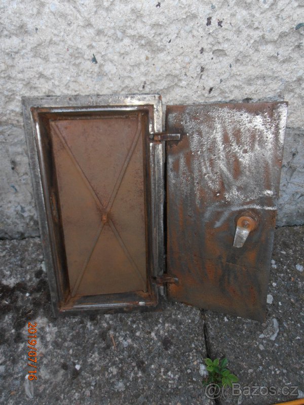 STAROŽITNÁ LITINOVÁ BRANKA DO KOMÍNA - 2