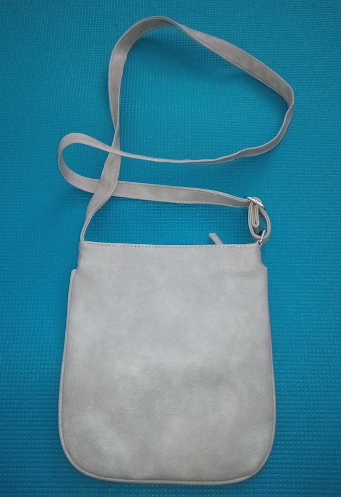 Stylová šedá crossbody kabelka s praktickými kapsami - 2