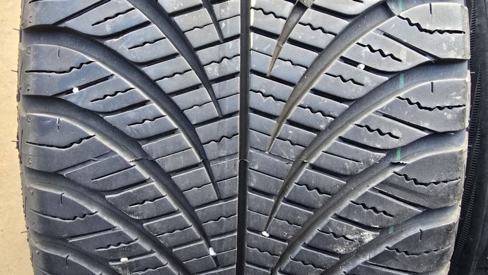 Celoroční pneu 215/55/17 Good Year - 2