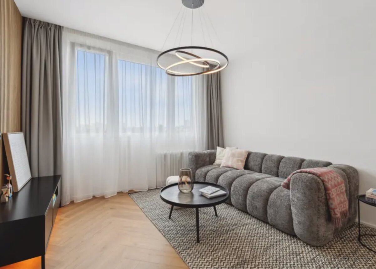 Dřevěný konferenční stolek - 2