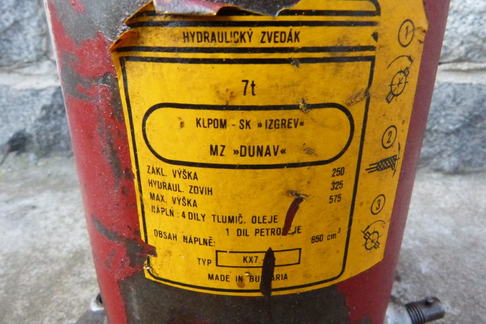 HYDRAULICKÝ ZVEDÁK 7 t - značka DUNAV - 2