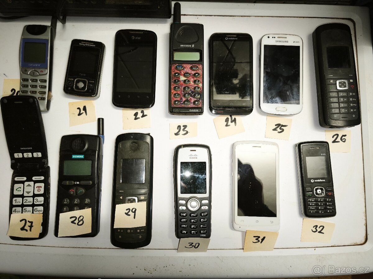 Sada mobilů pro sběratele ap. Nokia ap. - 2