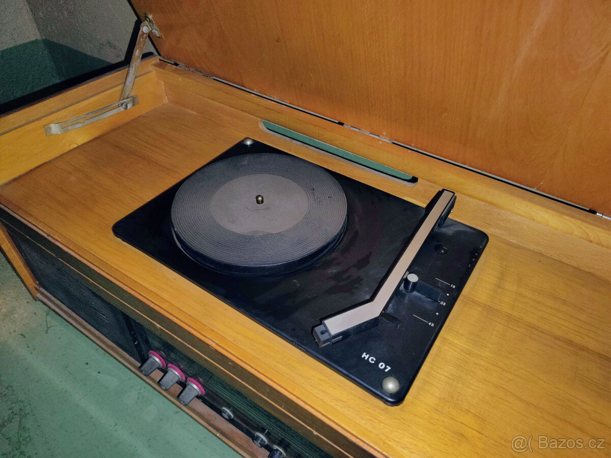 Prodám retro radiogramofon Tesla Pacific RST 77E (ČSSR). - 2