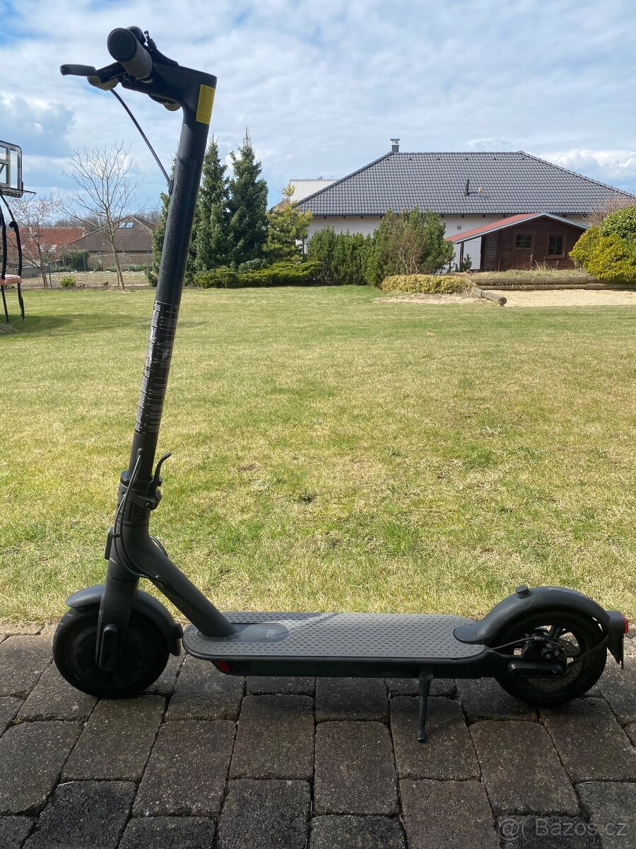 Elektrická koloběžka Xiaomi Mi Electric Scooter Essential - 2
