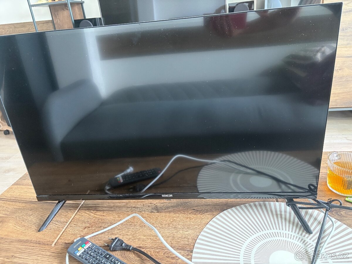 smart TV SENCOR SLE 32S801TCSB. - 2