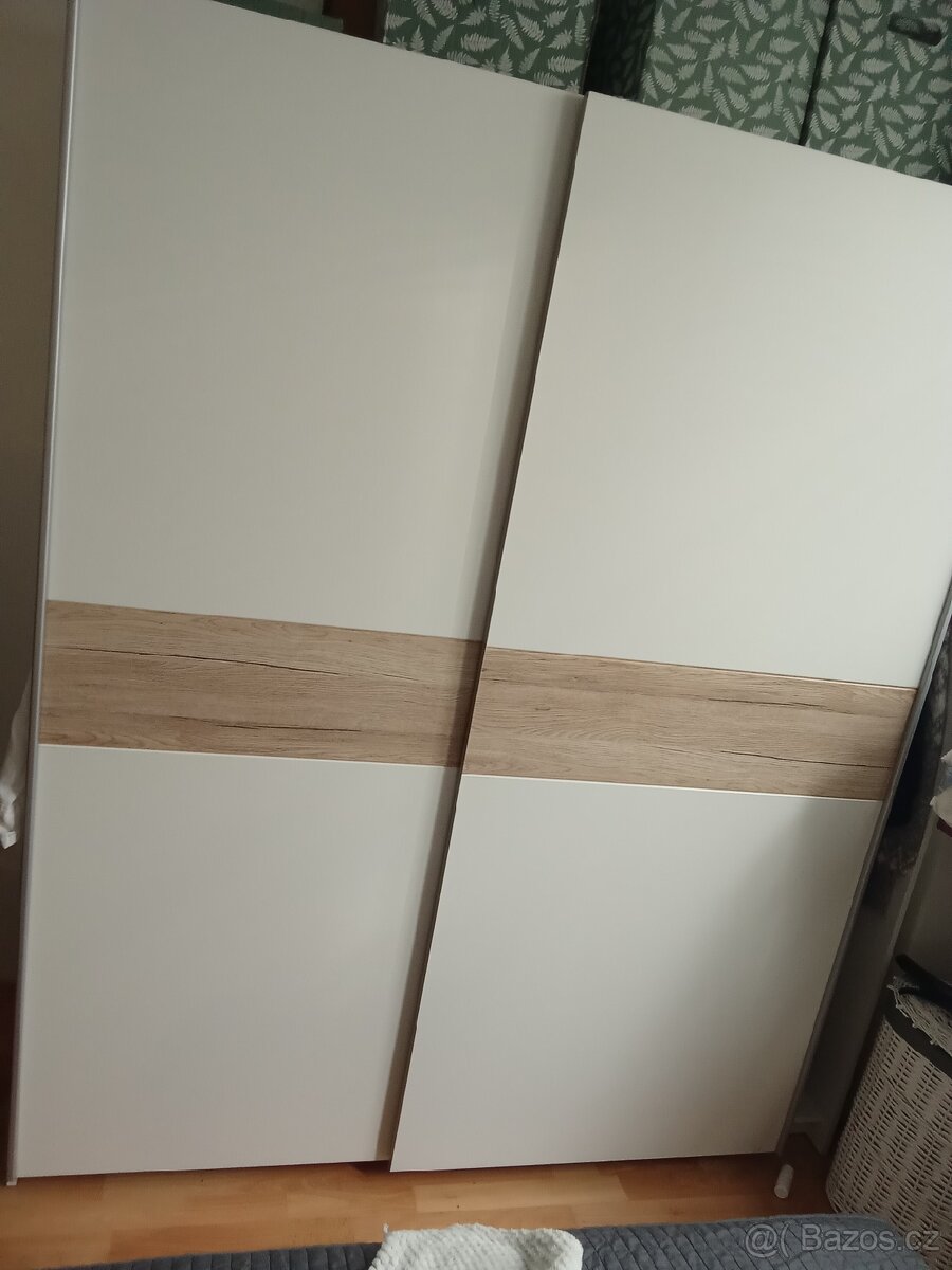 Šatní skříň s posuvnými Dveřmi - 2