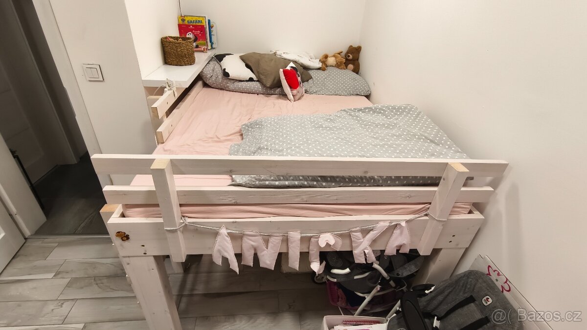 Prodám vyvýšenou dětskou postel 140x200 dělanou na zakázk - 2