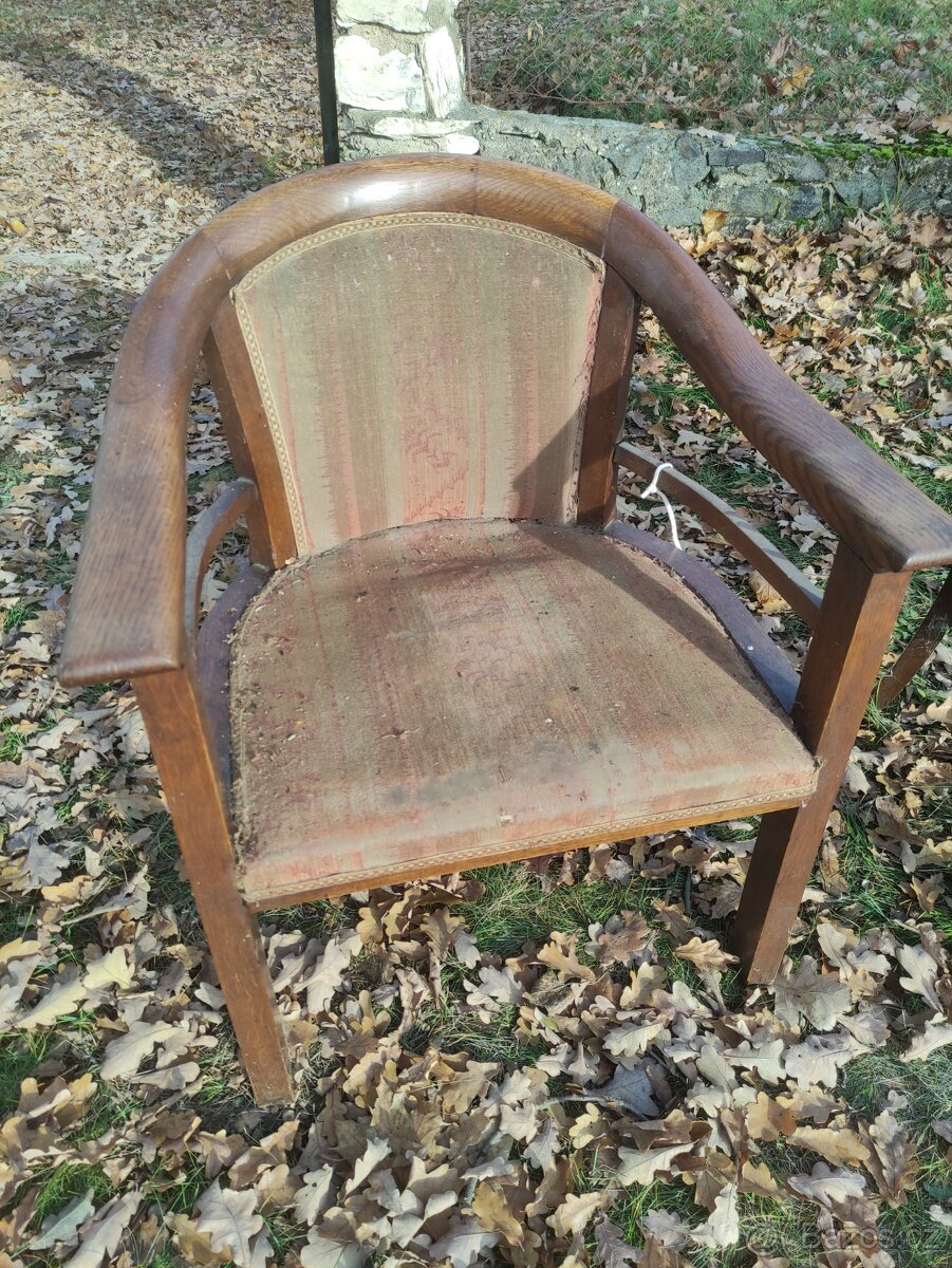 Stará dobová křesla - 2