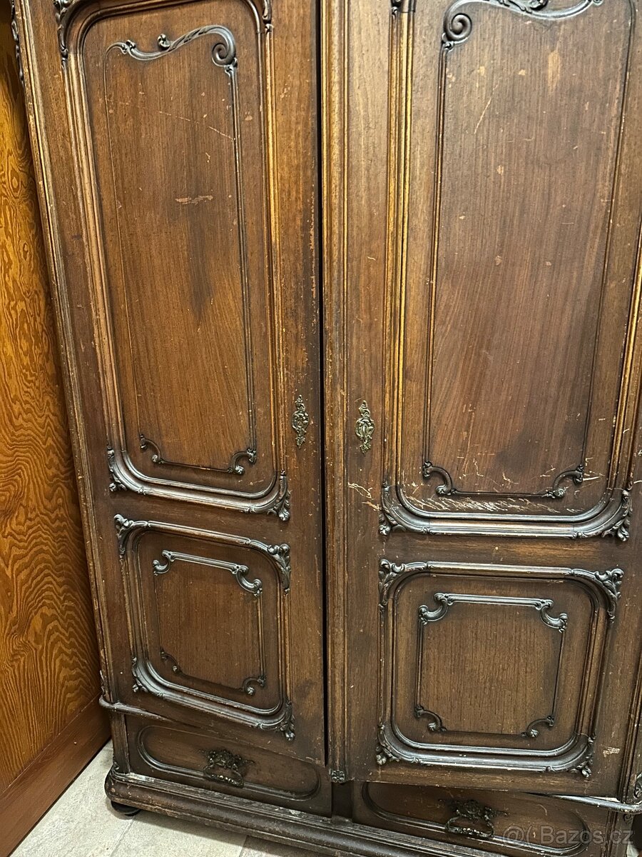 Starožitná skříň - 2