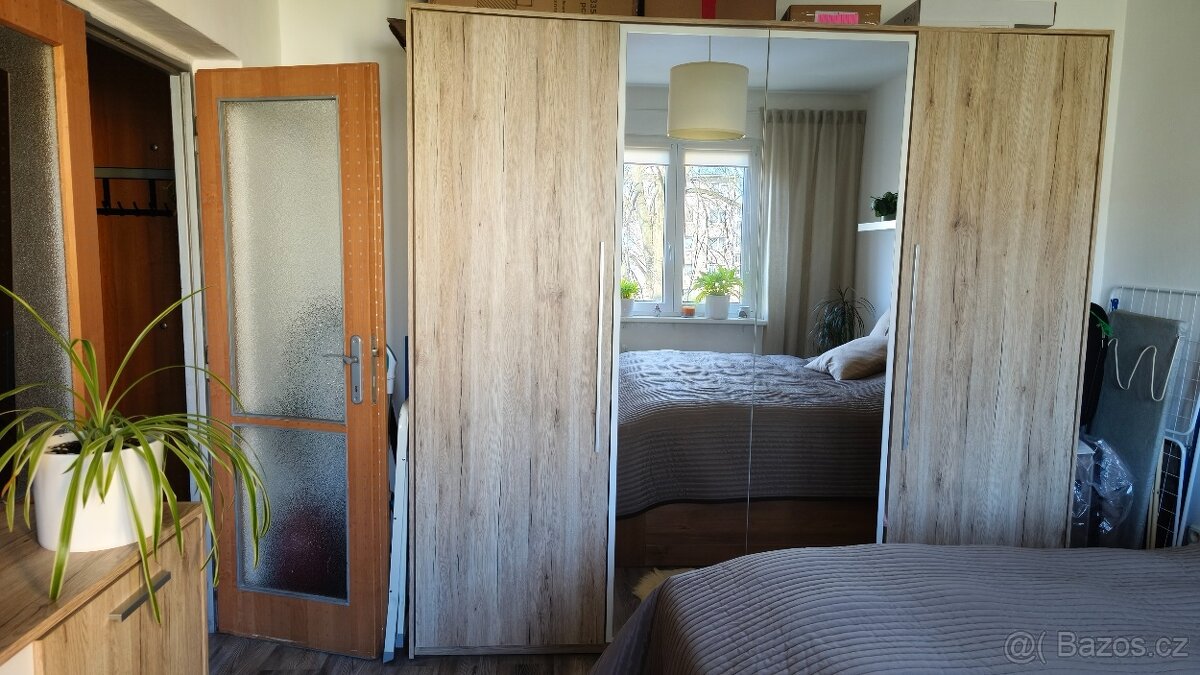 Skříň, komoda a noční stolky - 2