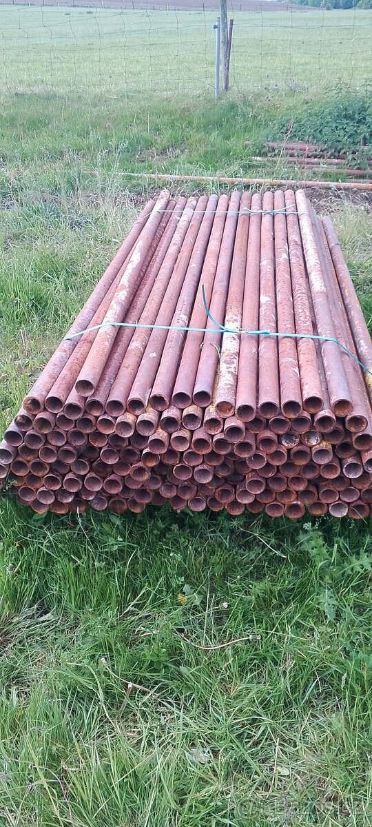 Letošní kulaté balíky sena a lesenarske trubky - 2