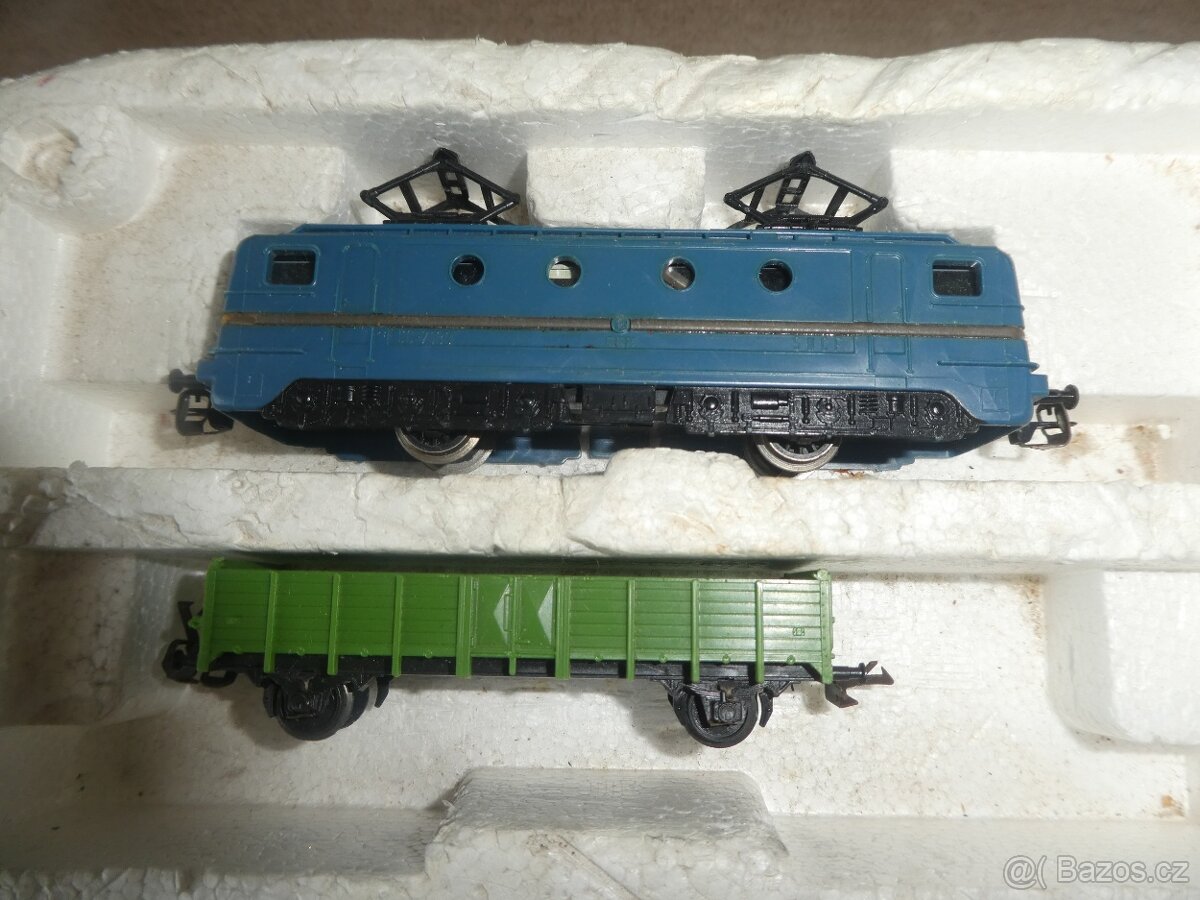 Modely vláčků TT včetně kolejí a trafa - 2